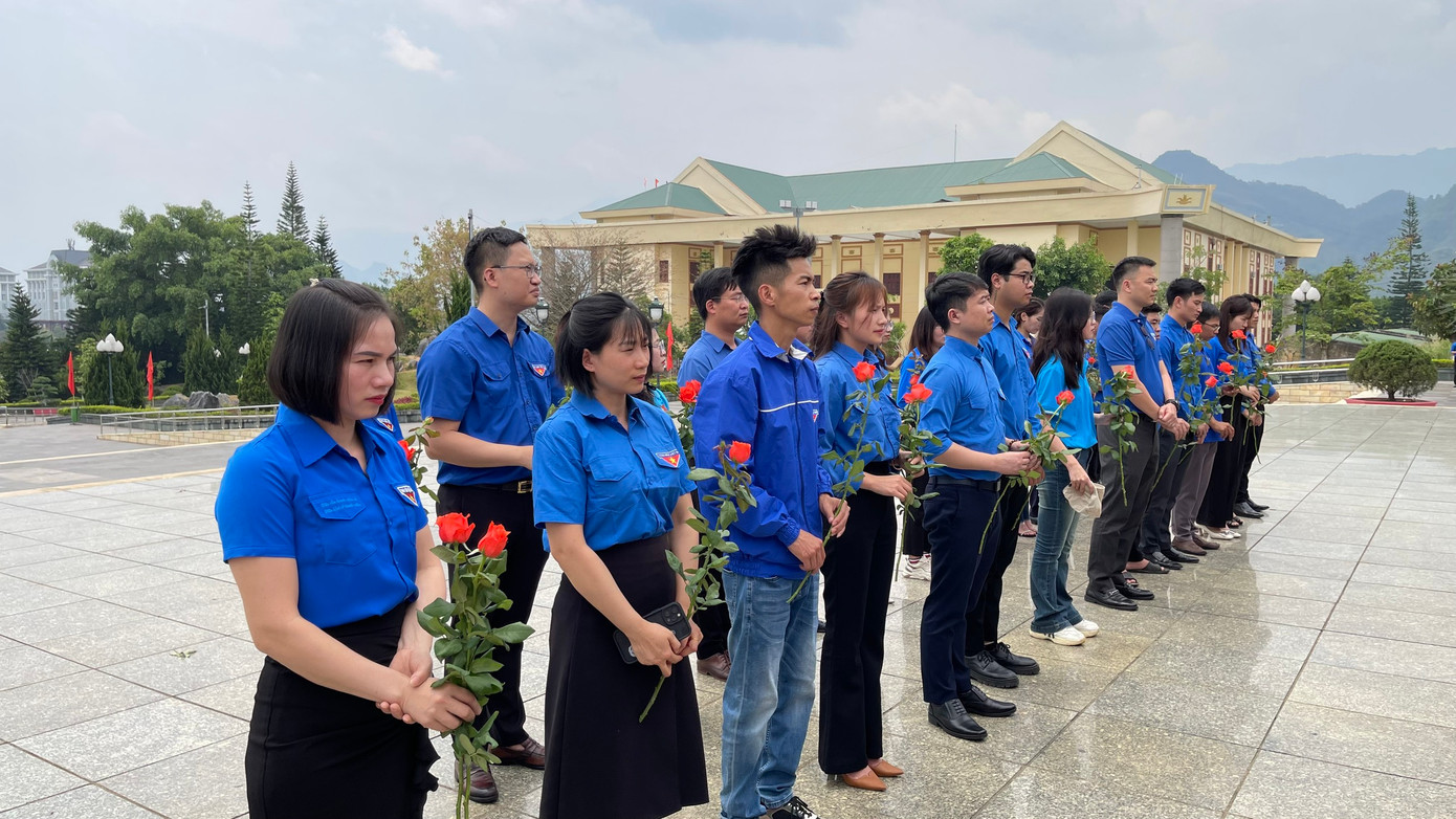 Các đại biểu dâng hoa tại tượng đài.