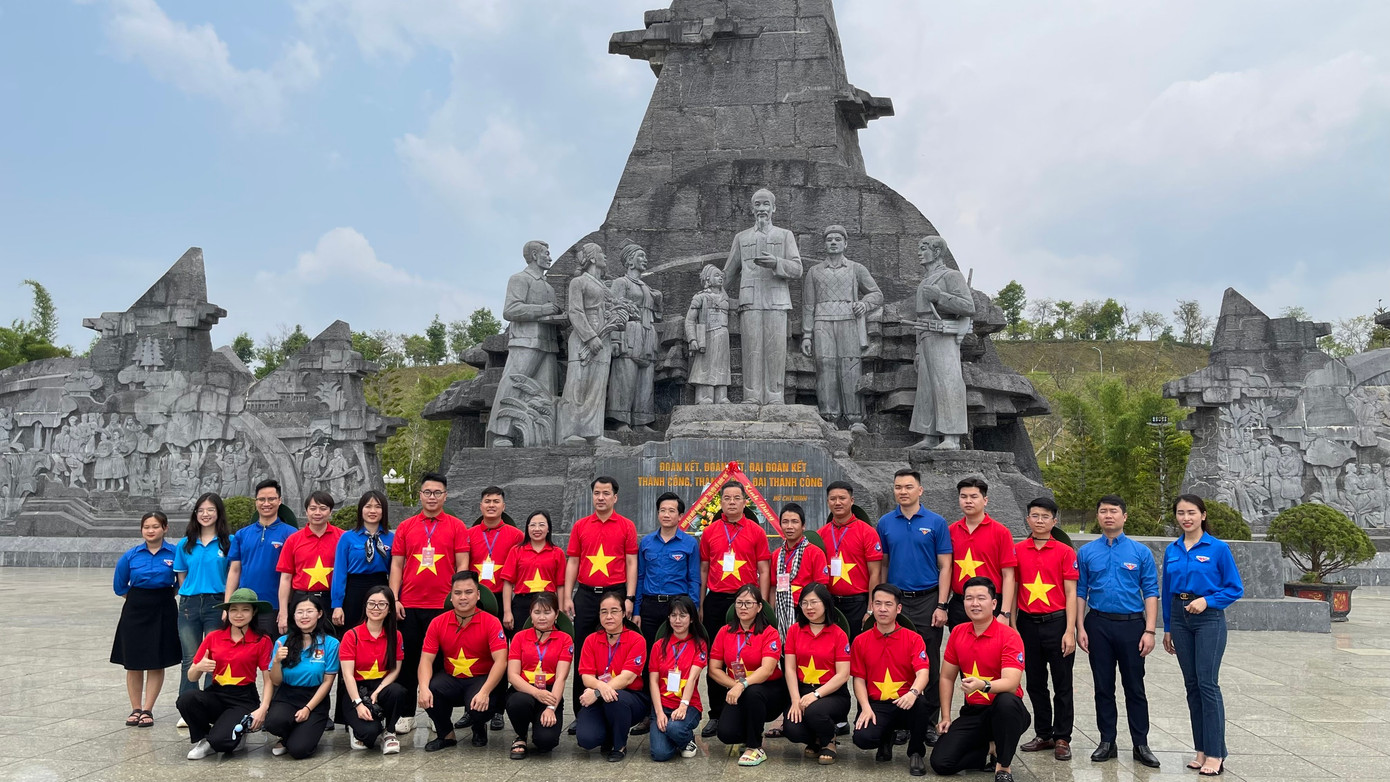 Các đại biểu dâng hoa tại tượng đài.