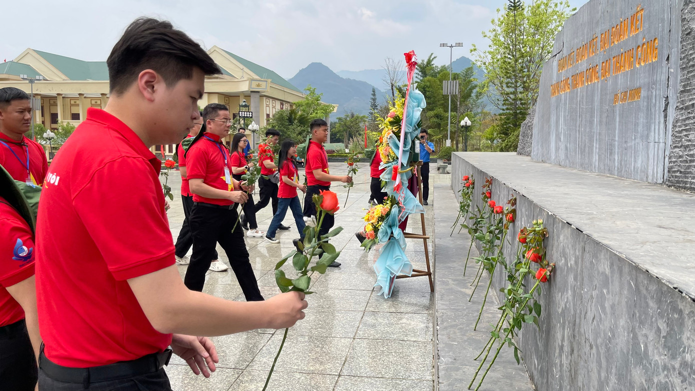 Các đại biểu dâng hoa tại tượng đài.