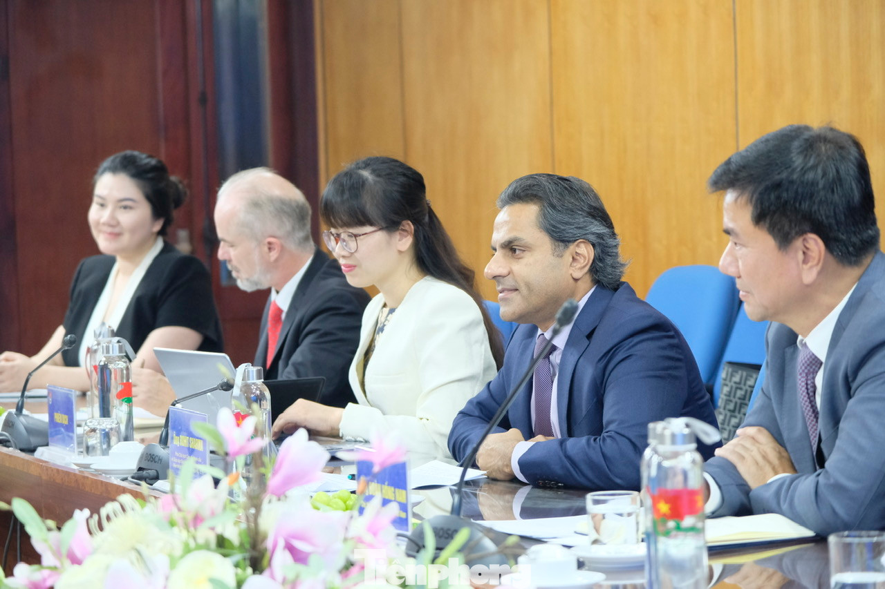 Anh Nguyễn Tường Lâm, Bí thư Trung ương Đoàn tại buổi tiếp đoàn lãnh đạo cấp cao Viện khảo thí giáo dục Hoa Kỳ (ETS). Ảnh: Châu Linh