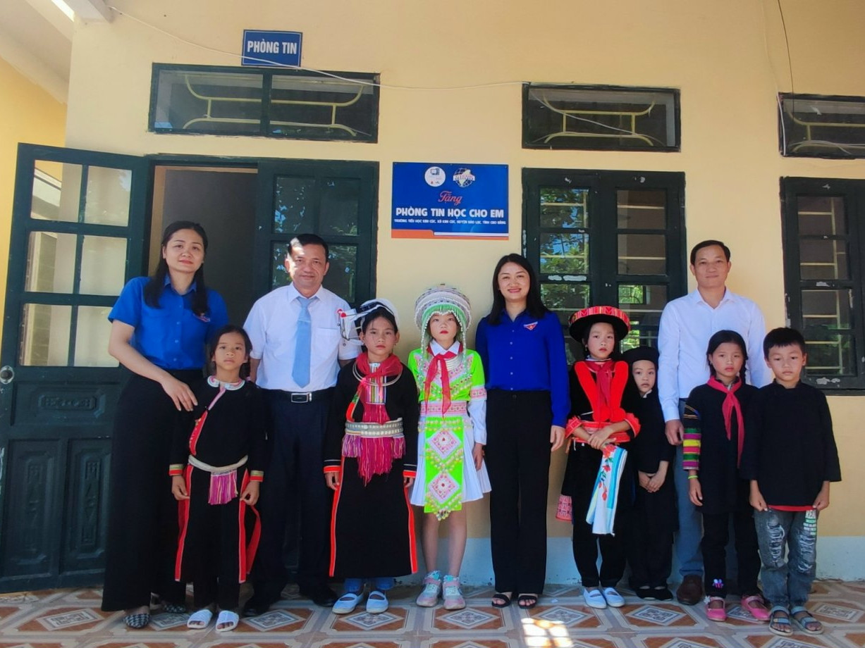 Phòng máy tính cho em sẽ tạo cơ hội cho học sinh vùng cao tiếp cận với tin học và công nghệ số.