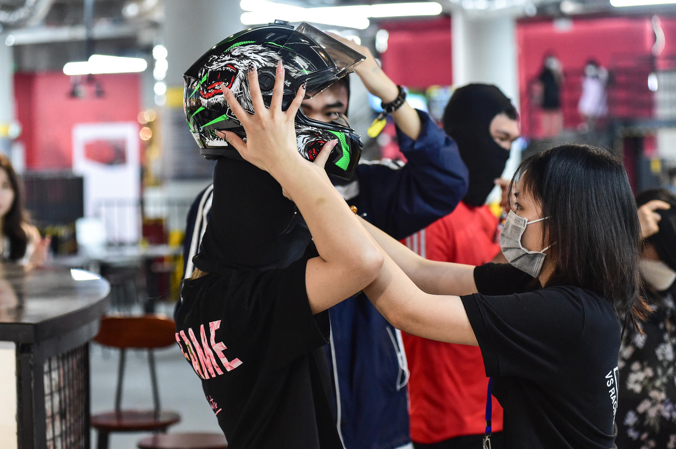 Hào hứng bước ra khỏi trường đua, bạn Nguyễn Lan Phương (18 tuổi, sinh viên ĐH Ngoại thương) nói: “Đây là lần đầu tiên em tham gia trò chơi trải nghiệm này, cũng không tệ! Em cảm thấy có thể thư giãn và giải tỏa căng thẳng hơn sau những ngày bị giam chân tại nhà vì dịch COVID-19. Tuy nhiên, mỗi lượt chơi chỉ được 15 phút nên em cảm thấy chưa đã lắm”.