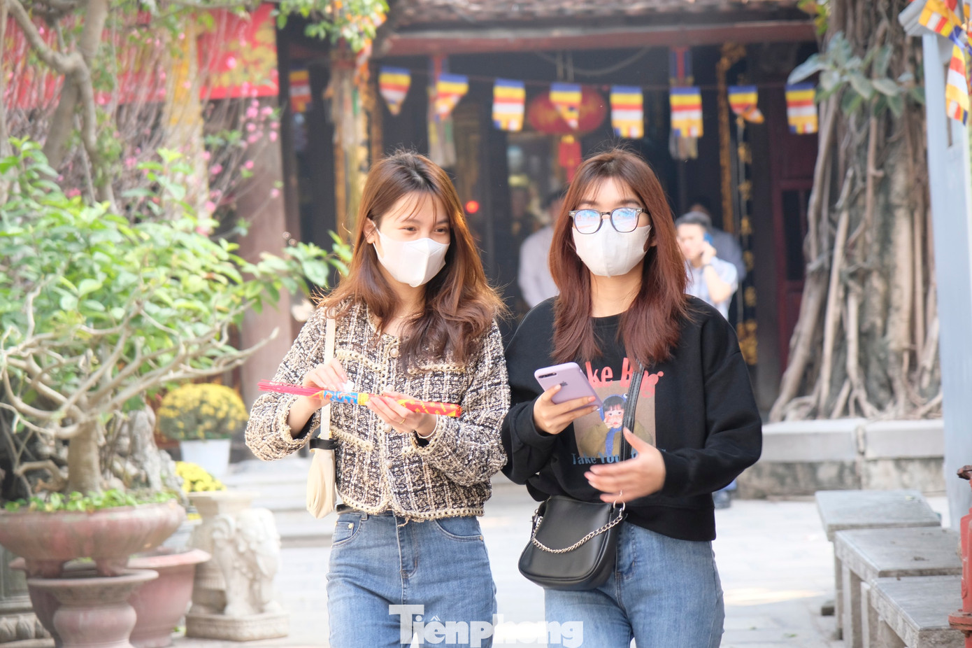 Chùa Hà không có truyền thuyết nào liên quan đến cầu tình duyên nhưng qua &quot;truyền miệng&quot;, giới trẻ thường tìm đến đây như một chốn thiêng gửi gắm tâm tư sâu kín, &quot;vá lành&quot; những vết thương cũ đã qua, gieo hạt cho những mối duyên lành sắp tới. Với các cặp đôi yêu nhau, họ sẽ cầu cho tình cảm ngày càng khăng khít và sớm nên duyên vợ chồng.