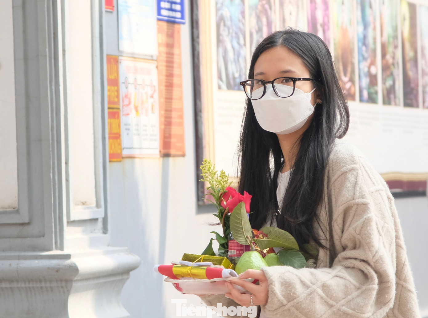 Có những bạn đến đây cầu may mắn, hanh thông trong học tập. Nhiều bạn trẻ nếu lần đầu đến chùa Hà, chưa biết làm lễ, chưa biết khấn sao cho đúng sẽ được tư vấn bởi những người làm dịch vụ &quot;sắp lễ, viết sớ&quot; cầu duyên, chi phí cho bài văn khấn, bài sớ khoảng 50.000 đồng. Theo đó, chỉ cần điền tên, tuổi, địa chỉ, mong muốn tác hợp nhân duyên vào bài khấn đã được thảo sẵn để khấn.