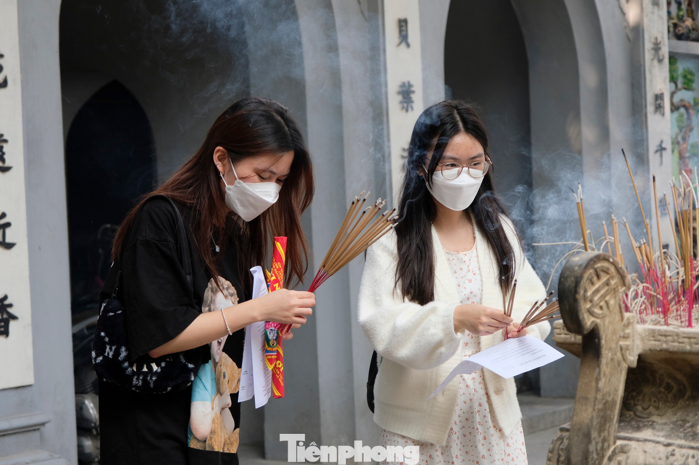 Năm nay, ngày lễ Tình nhân đúng vào giữa tuần nên nhiều người trẻ đã tranh thủ đi cầu duyên vào dịp cuối tuần.