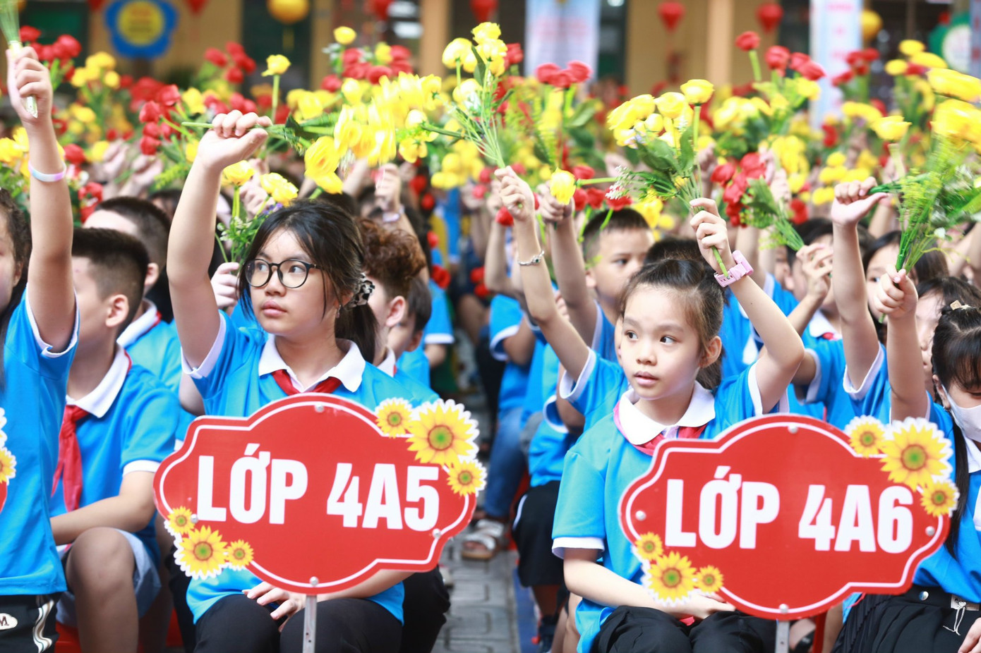 Các em học sinh háo hức ngày tựu trường.