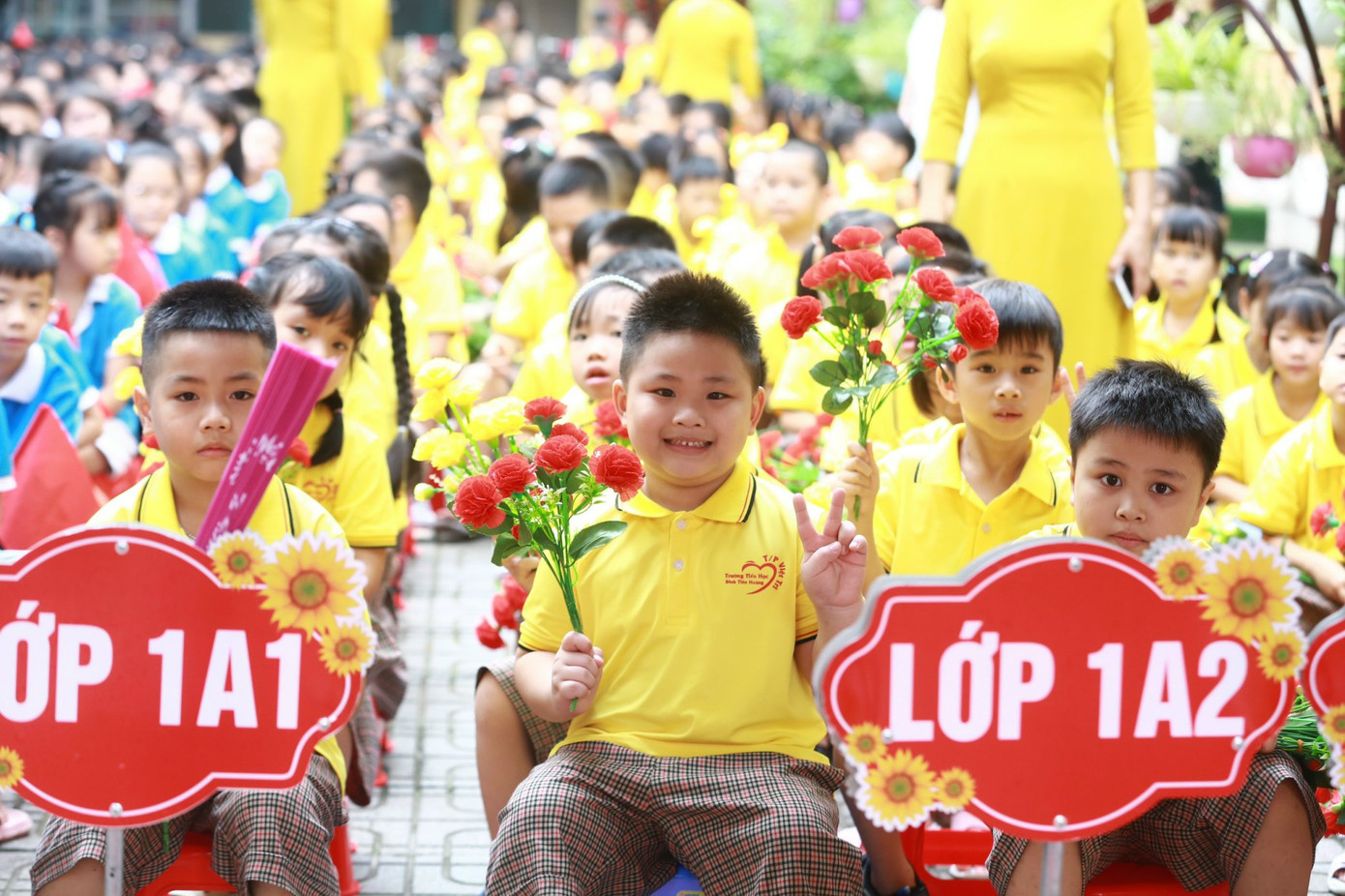 Các em học sinh háo hức ngày tựu trường.