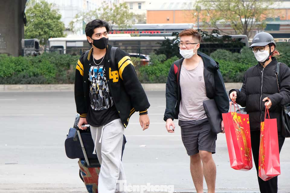 Không chỉ hành lý, có bạn xách theo túi quà nhỏ mang về tặng mẹ, bởi Tết của cha mẹ chỉ thực sự bắt đầu khi con cái trở về nhà.