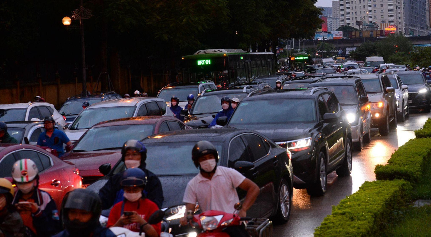 Chật vật vượt &quot;biển người&quot; để về nhà sau giờ làm.