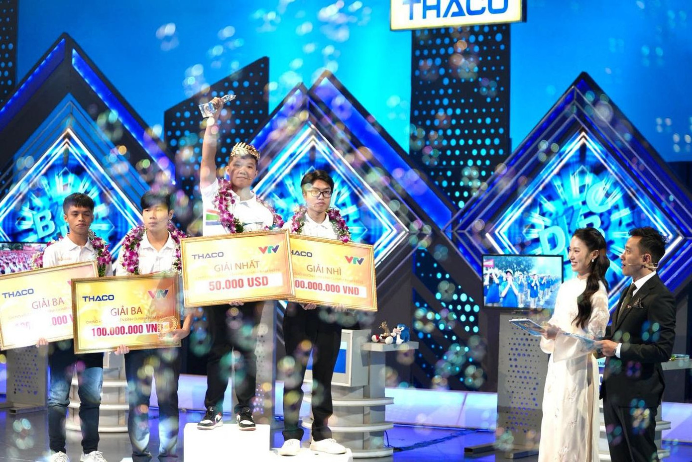 "Xin được chúc mừng Quán quân Đường lên đỉnh Olympia năm thứ 23. Trọng Thành, Minh Triết, Việt Thành cũng đã thể hiện xuất sắc bản lĩnh thi đấu và trí tuệ của mình. Olympia là một trong những điểm khởi đầu để các bạn vươn xa hơn nữa trong tương lai. Lĩnh hội tri thức là một hành trình. Tự hào về tất cả các bạn", MC Khánh Vy viết trên trang cá nhân. Ảnh: FBNV