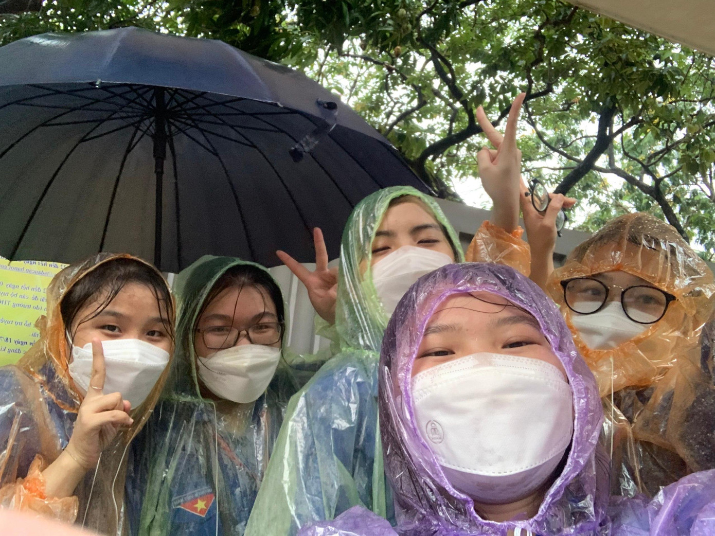 Quỳnh cùng các bạn đoàn viên khác "đội mưa" tiếp sức sĩ tử trong kỳ thi tốt nghiệp THPT Quốc gia vừa qua.