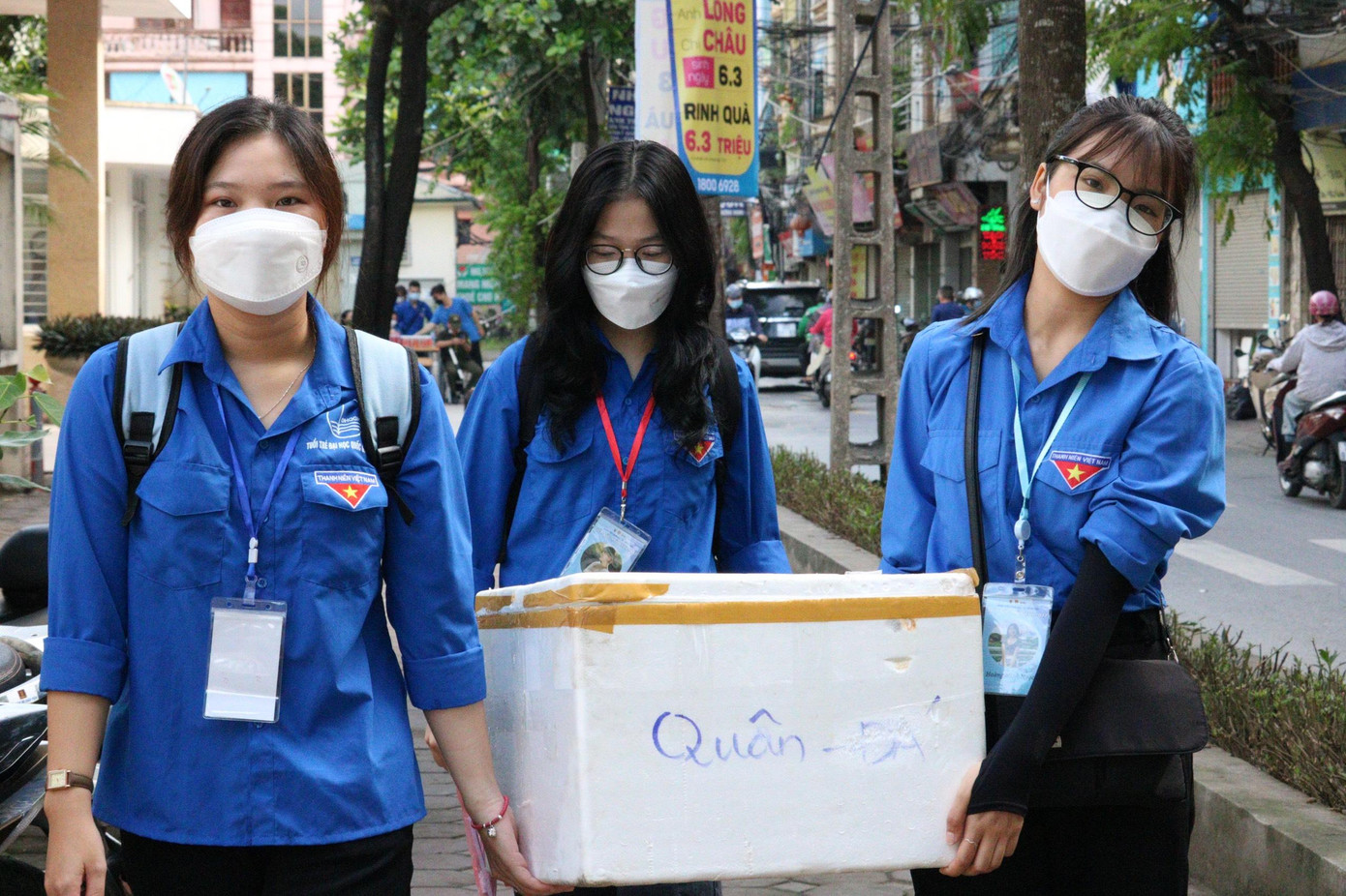 Quỳnh (ngoài cùng bên trái) khá trăn trở vì đội tình nguyện của khoa ít con trai, vì vậy, các bạn nữ phải kiêm nhiệm nhiều đầu việc hơn.
