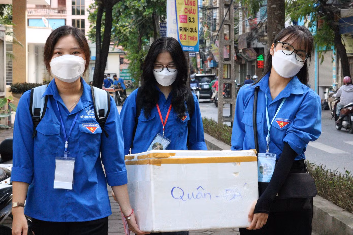 Quỳnh (ngoài cùng bên trái) khá trăn trở vì đội tình nguyện của khoa ít con trai, vì vậy, các bạn nữ phải kiêm nhiệm nhiều đầu việc hơn. Quỳnh (ngoài cùng bên trái) khá trăn trở vì đội tình nguyện của khoa ít con trai, vì vậy, các bạn nữ phải kiêm nhiệm nhiều đầu việc hơn.