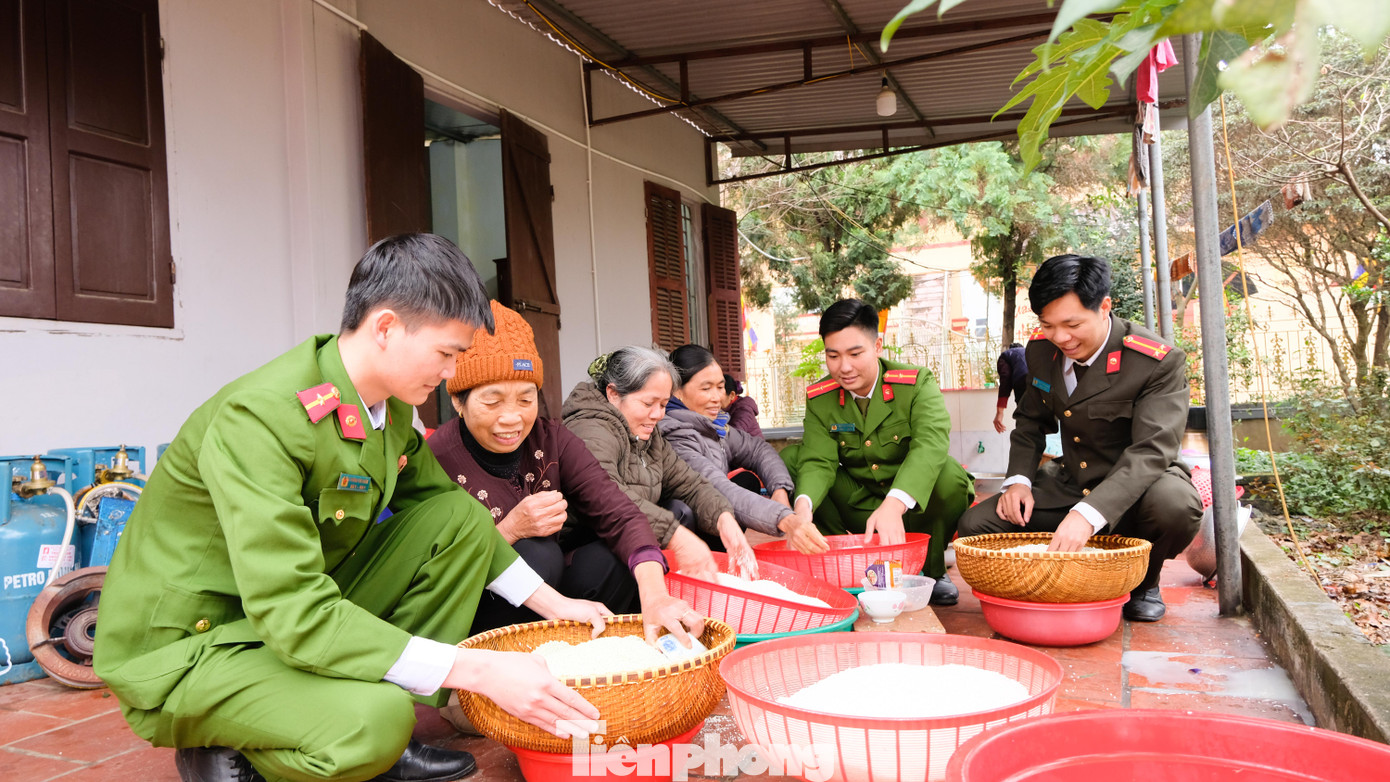 Dịp này, tuổi trẻ công an Ba Vì gói 300 chiếc bánh chưng gửi tặng người nghèo. Khoác trên mình sắc áo quân phục giản dị, người chiến sĩ công an nhân dân "gói trọn" cả tình quân dân trong từng chiếc bánh.