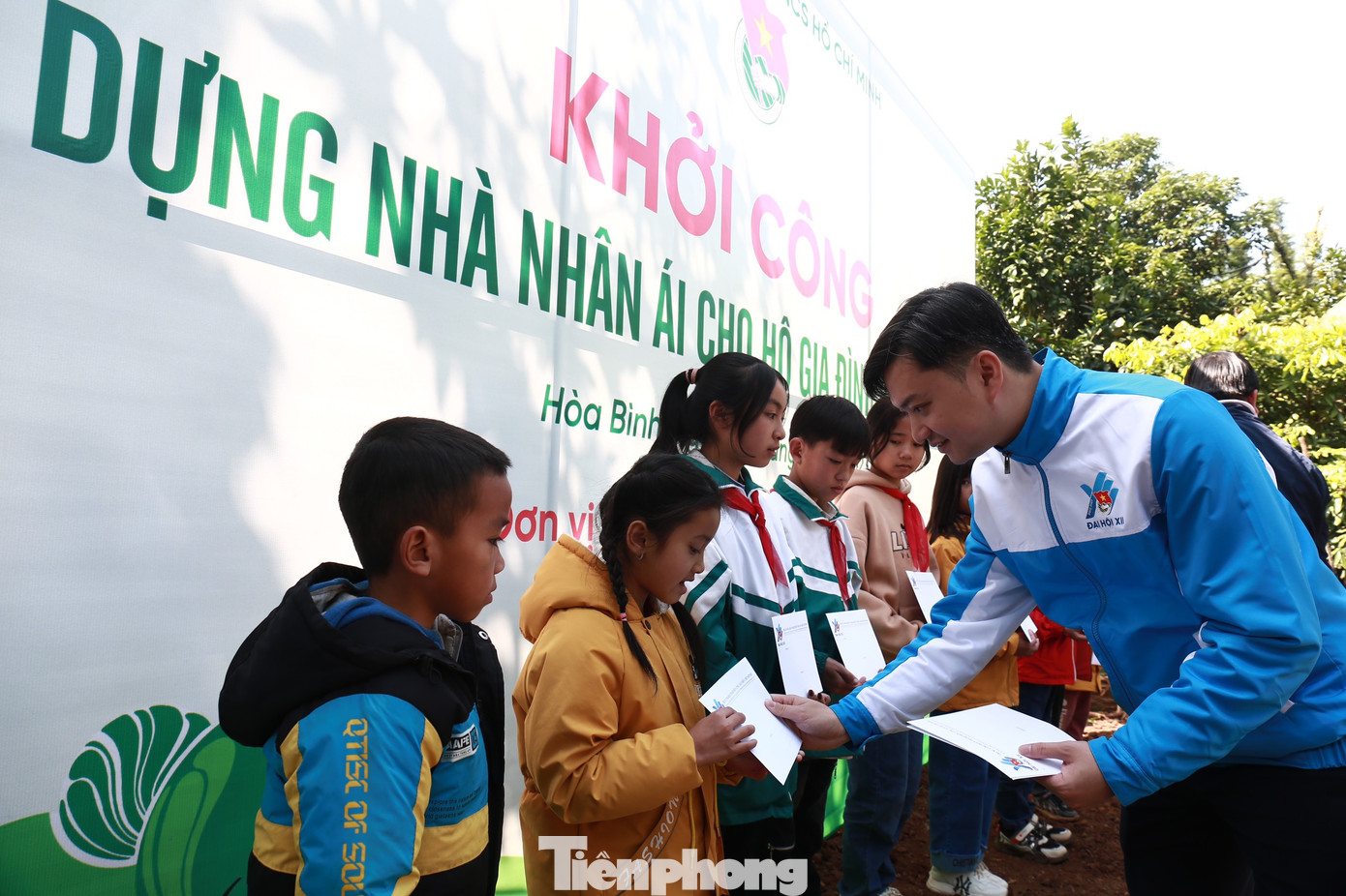 Anh Nguyễn Minh Triết - Bí thư T.Ư Đoàn, Chủ tịch Hội Sinh viên Việt Nam, trao 10 suất học bổng tặng 10 em học sinh có hoàn cảnh khó khăn, vươn lên trong học tập của Trường Tiểu học và Trung học cơ sở Yên Thượng, xã Thạch Yên, huyện Cao Phong, tỉnh Hòa Bình. Ảnh: Bảo Anh