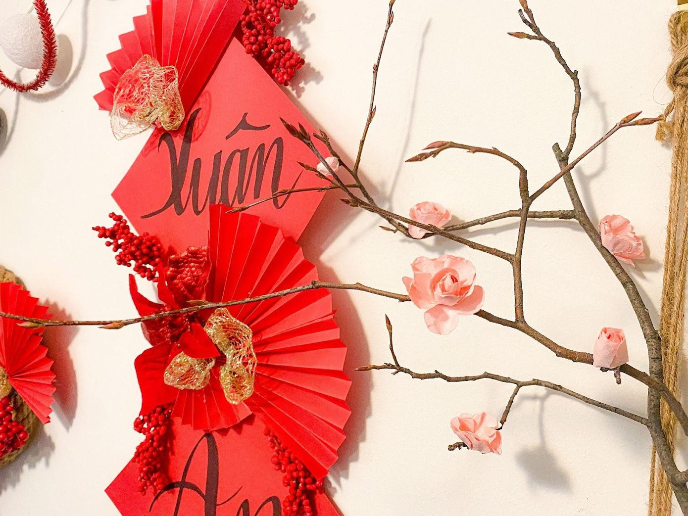 Vì dịch bệnh nên mọi thứ đều đắt đỏ, Trang chọn cách tự làm đồ trang trí đơn giản tại nhà. Vì dịch bệnh nên mọi thứ đều đắt đỏ, Trang chọn cách tự làm đồ trang trí đơn giản tại nhà.