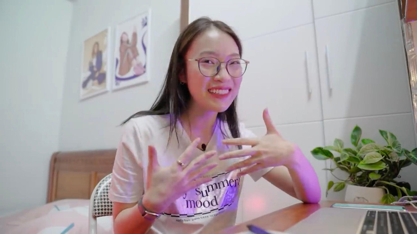 Khánh Vy ngồi xem lại lần thứ 3 của tập phát sóng đầu tiên và đọc hết bình luận của khán giả, góp ý của gia đình, ekip để cải thiện bản thân. Khánh Vy ngồi xem lại lần thứ 3 của tập phát sóng đầu tiên và đọc hết bình luận của khán giả, góp ý của gia đình, ekip để cải thiện bản thân.