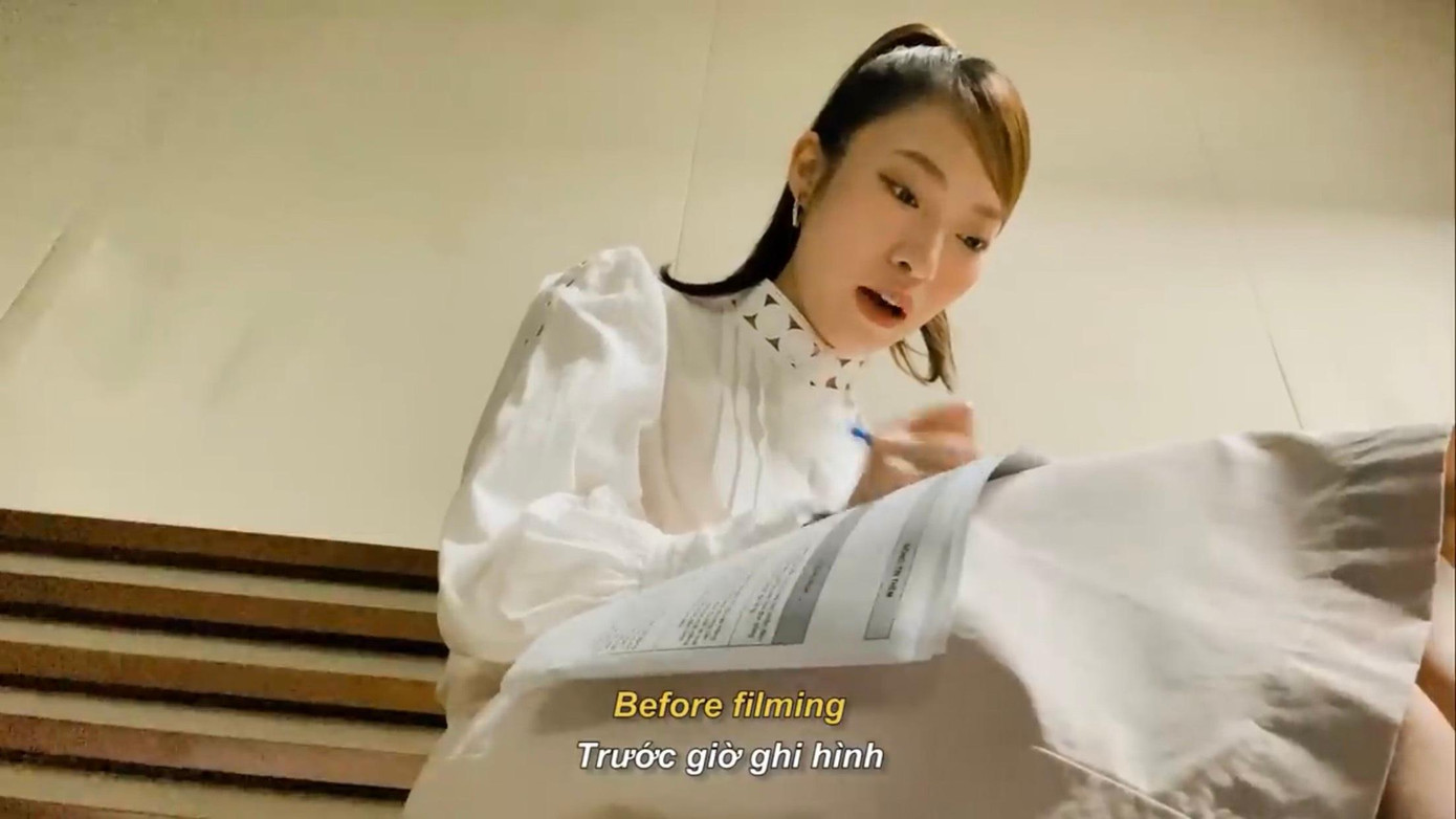 Trước giờ ghi hình, Khánh Vy tranh thủ đọc lại kịch bản, chuẩn bị thêm. Cô hơi tự ti vì hay bị nói vấp, giọng nghe còn ngang. Trước giờ ghi hình, Khánh Vy tranh thủ đọc lại kịch bản, chuẩn bị thêm. Cô hơi tự ti vì hay bị nói vấp, giọng nghe còn ngang.