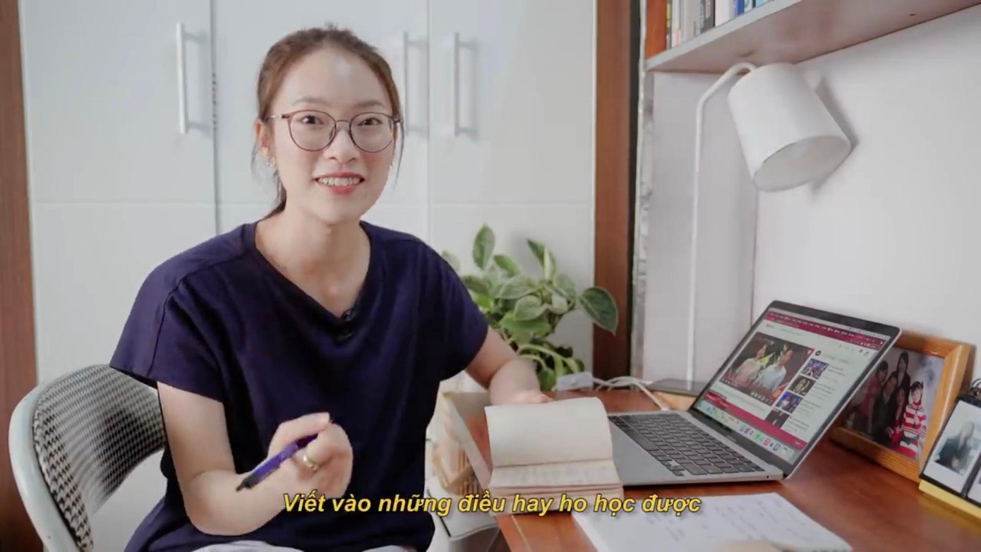 "Khi nhận nhiệm vụ mới, vai trò mới, mình đã xem kỹ từng giây, từng phút để xem các anh chị đọc như thế nào, tương tác với các bạn thí sinh ra sao, xem nhiều để hiểu tính cách của thí sinh. Mỗi lần xem là 1 lần viết để mình có thể nhớ lâu hơn. Mình tự đặt câu hỏi để cố gắng: "Khi nào mới đạt được trình độ đọc nhanh và rõ ràng như anh chị được nhỉ?", Khánh Vy chia sẻ. "Khi nhận nhiệm vụ mới, vai trò mới, mình đã xem kỹ từng giây, từng phút để xem các anh chị đọc như thế nào, tương tác với các bạn thí sinh ra sao, xem nhiều để hiểu tính cách của thí sinh. Mỗi lần xem là 1 lần viết để mình có thể nhớ lâu hơn. Mình tự đặt câu hỏi để cố gắng: "Khi nào mới đạt được trình độ đọc nhanh và rõ ràng như anh chị được nhỉ?", Khánh Vy chia sẻ.