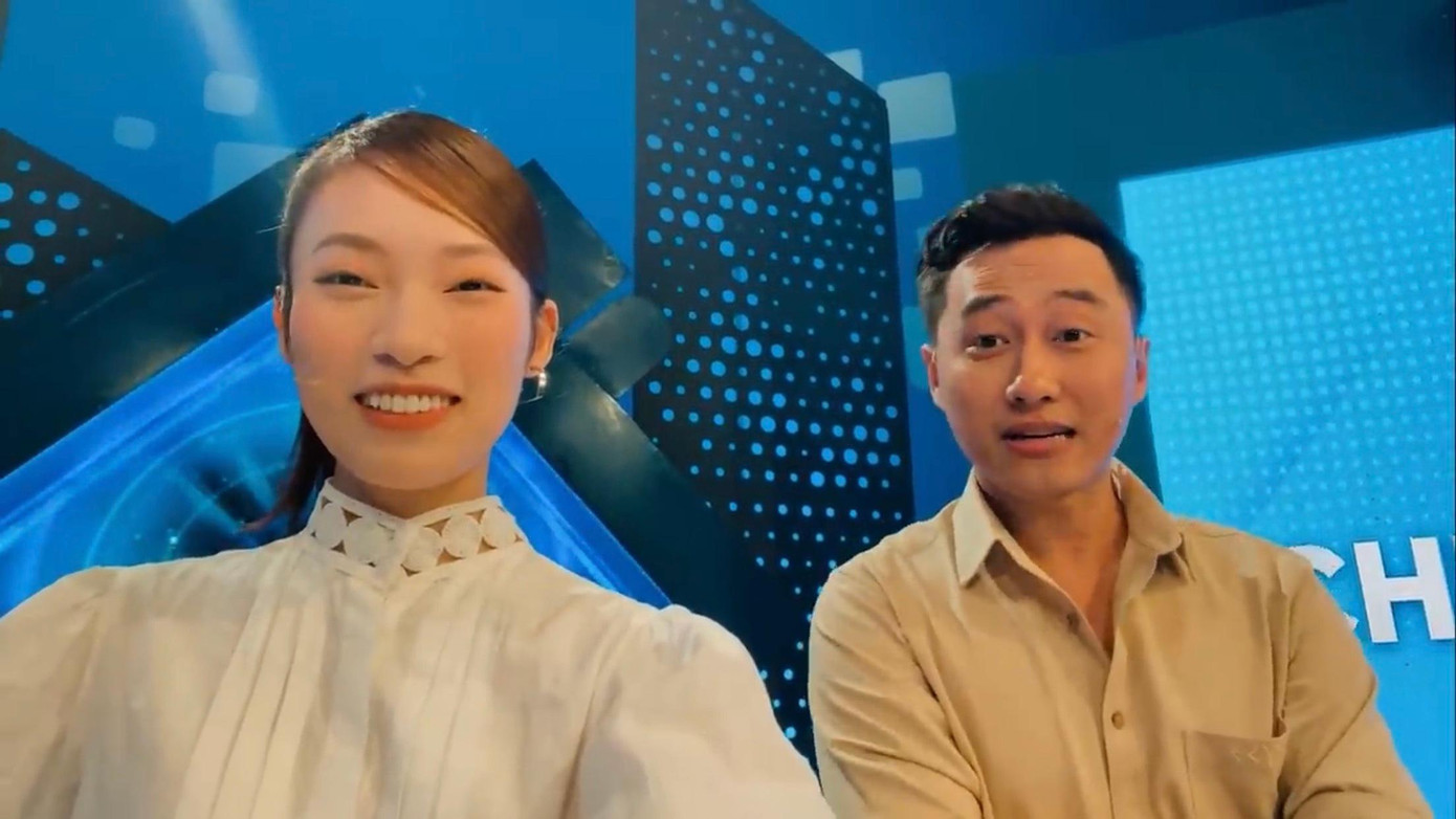 Khánh Vy chia sẻ lại khoảnh khắc của ngày dẫn đầu tiên cùng MC Ngọc Huy. Khánh Vy chia sẻ lại khoảnh khắc của ngày dẫn đầu tiên cùng MC Ngọc Huy.