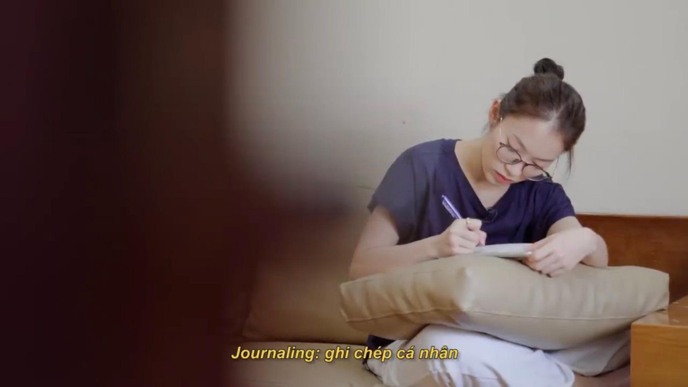 Theo "hot girl 7 thứ tiếng", mỗi ngày trôi qua, chúng ta luôn quá tải trong những dòng suy nghĩ nên mỗi sáng dành 10 phút ghi chép cá nhân như là cách để trò chuyện với chính mình, để lắng nghe, thấu hiểu bản thân với cái tôi thật nhất, nguyên bản nhất. Theo "hot girl 7 thứ tiếng", mỗi ngày trôi qua, chúng ta luôn quá tải trong những dòng suy nghĩ nên mỗi sáng dành 10 phút ghi chép cá nhân như là cách để trò chuyện với chính mình, để lắng nghe, thấu hiểu bản thân với cái tôi thật nhất, nguyên bản nhất.