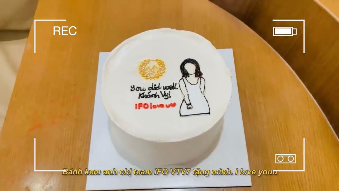 Khánh Vy "khoe" được nhận bánh kem từ team IFO VTV7 tặng. Khánh Vy "khoe" được nhận bánh kem từ team IFO VTV7 tặng.