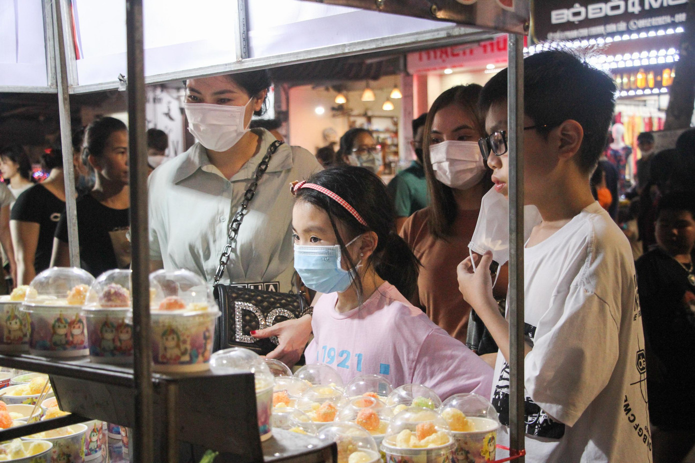 Phố đi bộ Thành cổ Sơn Tây hình thành đã tạo cơ hội cho người dân địa phương phát triển hoạt động kinh doanh dịch vụ, giải khát, ẩm thực đường phố. Qua đó giới thiệu các mặt hàng lưu niệm, mỹ phẩm, thời trang, sản phẩm OCOP, sản phẩm đặc trưng của Sơn Tây - xứ Đoài tới du khách cả nước.