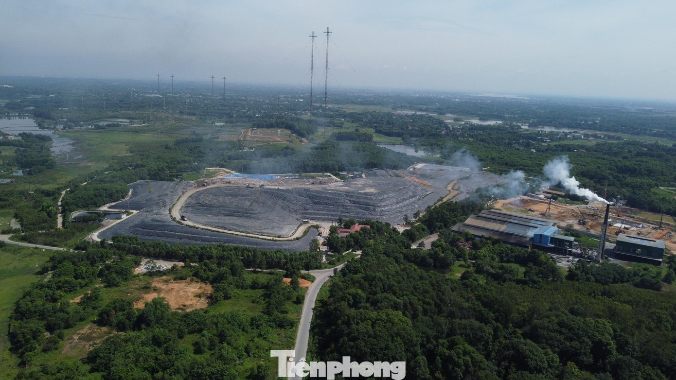 Được biết, nhiệm vụ của bãi rác Xuân Sơn là tiếp nhận rác từ 12 huyện gồm: Ba Vì, Chương Mỹ, Đan Phượng, Hoài Đức, Mỹ Đức, Phúc Thọ, Phú Xuyên, Quốc Oai, Thạch Thất, Thanh Oai, Thường Tín, Ứng Hòa và thị xã Sơn Tây. Theo đó, khối lượng rác mỗi ngày được đưa vào đây khoảng 1.500 đến 1.750 tấn/ngày, trong đó chôn lấp khoảng hơn 1.400 tấn, còn lại xử lý đốt. Được biết, nhiệm vụ của bãi rác Xuân Sơn là tiếp nhận rác từ 12 huyện gồm: Ba Vì, Chương Mỹ, Đan Phượng, Hoài Đức, Mỹ Đức, Phúc Thọ, Phú Xuyên, Quốc Oai, Thạch Thất, Thanh Oai, Thường Tín, Ứng Hòa và thị xã Sơn Tây. Theo đó, khối lượng rác mỗi ngày được đưa vào đây khoảng 1.500 đến 1.750 tấn/ngày, trong đó chôn lấp khoảng hơn 1.400 tấn, còn lại xử lý đốt.