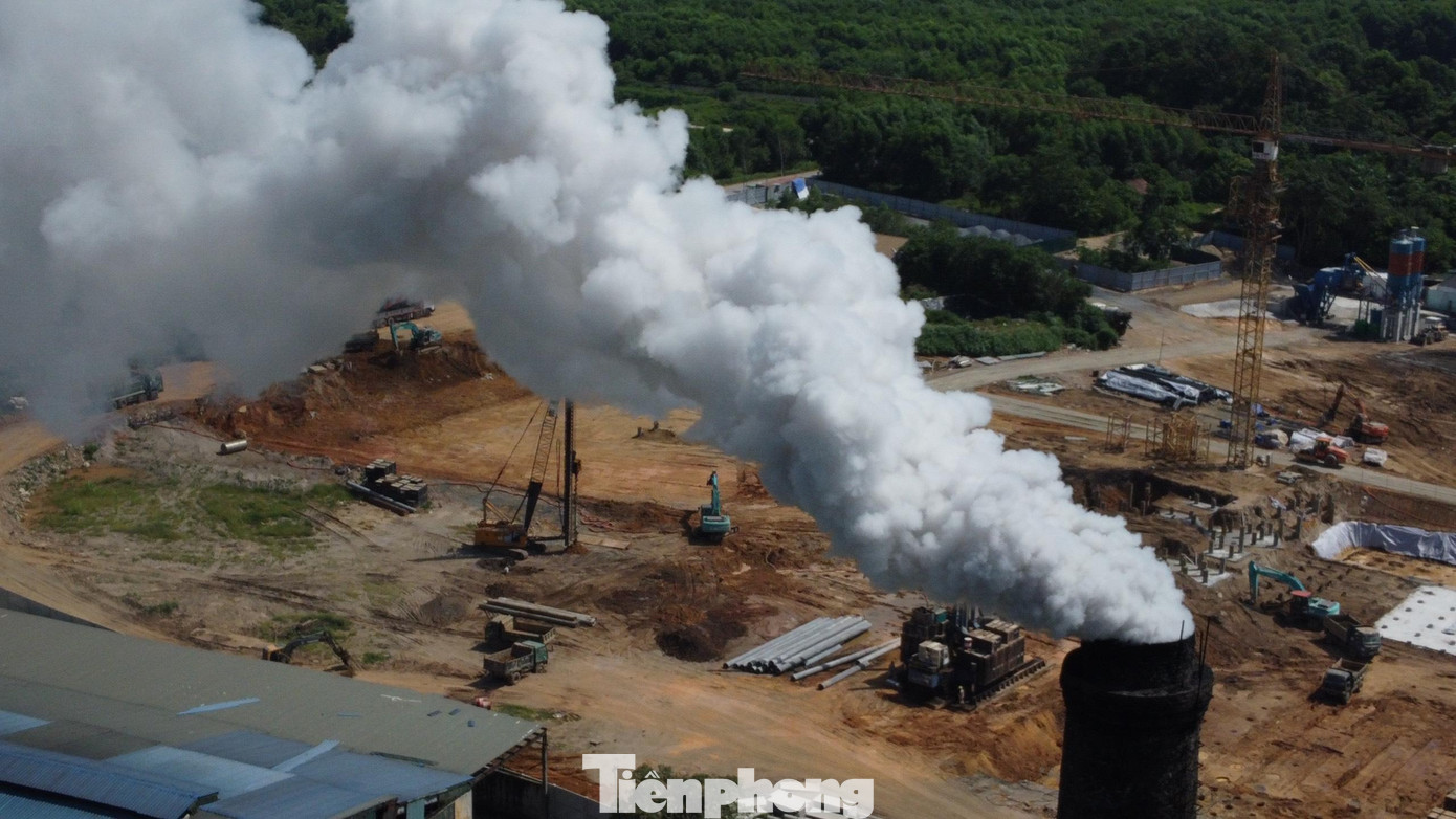 Bãi rác Xuân Sơn và Bãi rác Nam Sơn đã rơi vào tình trạng quá tải từ lâu khiến nhiều thời điểm rác thải bị ùn ứ trong nội đô vài ngày mới được xử lý. Trong khi đó, nhiều dự án đốt rác công nghệ cao tầm cỡ trên địa bàn được TP Hà Nội chấp nhận chủ chương đầu tư nhưng hầu hết đều bị chậm tiến độ như khu vực Nhà máy xử lý rác thải nhiệt phân plasma Đông Anh (được khởi công xây dựng từ tháng 12.2011 với tổng mức đầu tư trên 768 tỉ đồng), Nhà máy điện rác Sóc Sơn... Bãi rác Xuân Sơn và Bãi rác Nam Sơn đã rơi vào tình trạng quá tải từ lâu khiến nhiều thời điểm rác thải bị ùn ứ trong nội đô vài ngày mới được xử lý. Trong khi đó, nhiều dự án đốt rác công nghệ cao tầm cỡ trên địa bàn được TP Hà Nội chấp nhận chủ chương đầu tư nhưng hầu hết đều bị chậm tiến độ như khu vực Nhà máy xử lý rác thải nhiệt phân plasma Đông Anh (được khởi công xây dựng từ tháng 12.2011 với tổng mức đầu tư trên 768 tỉ đồng), Nhà máy điện rác Sóc Sơn...