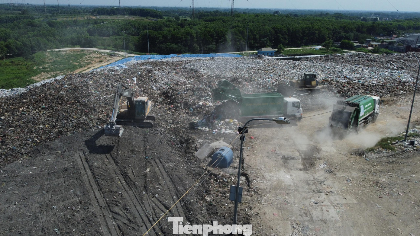 Theo ghi nhận của PV sáng ngày 27/6, nhiều xe rác vẫn ra vào, hoạt động bình thường tại khu xử lý rác thải Xuân Sơn. Theo ghi nhận của PV sáng ngày 27/6, nhiều xe rác vẫn ra vào, hoạt động bình thường tại khu xử lý rác thải Xuân Sơn.