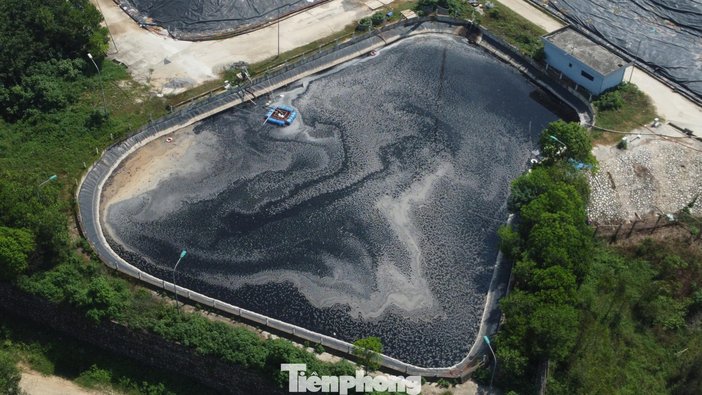 Tuy nhiên, lượng nước rác phát sinh tại bãi Xuân Sơn là khoảng 700-800m3/ngày đêm, trong khi trạm xử lý nước thải duy nhất tại bãi của Công ty Cổ phần môi trường đầu tư Sơn Tây đã dừng hoạt động từ 1/6 năm nay. Dẫn đến lượng nước rác hàng ngày không được xử lý, trong khi lượng nước rác lưu chứa tại hồ đến ngày 23/6 là 70.152m3/ 71.000m3. Tuy nhiên, lượng nước rác phát sinh tại bãi Xuân Sơn là khoảng 700-800m3/ngày đêm, trong khi trạm xử lý nước thải duy nhất tại bãi của Công ty Cổ phần môi trường đầu tư Sơn Tây đã dừng hoạt động từ 1/6 năm nay. Dẫn đến lượng nước rác hàng ngày không được xử lý, trong khi lượng nước rác lưu chứa tại hồ đến ngày 23/6 là 70.152m3/ 71.000m3.