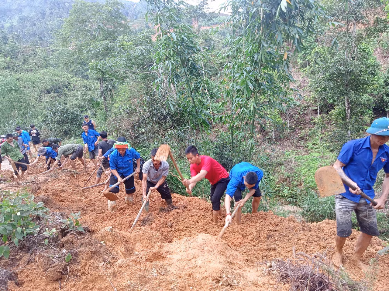 Đoàn viên, thanh niên triển khai các phần việc thiết thực, hỗ trợ khắc phục hậu quả do thiên tai tại xã Thuận Hòa và xã Thanh Thủy. Ảnh: Huyện Đoàn Vị Xuyên