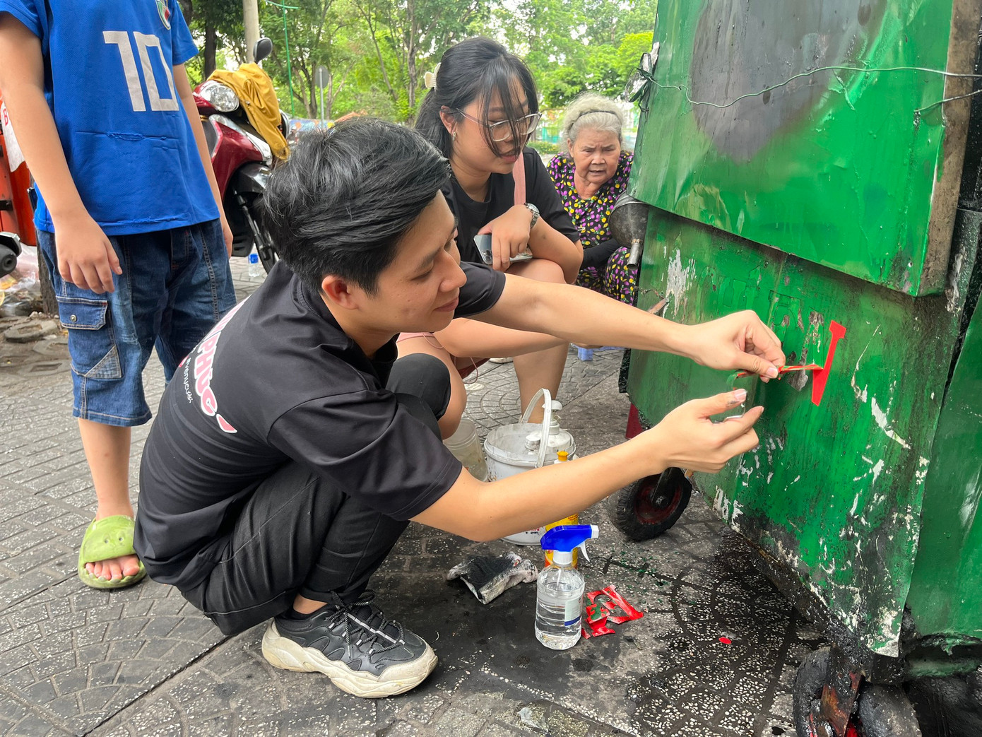 Xe bột chiên đã được "thay áo mới" bởi đôi bạn trẻ.