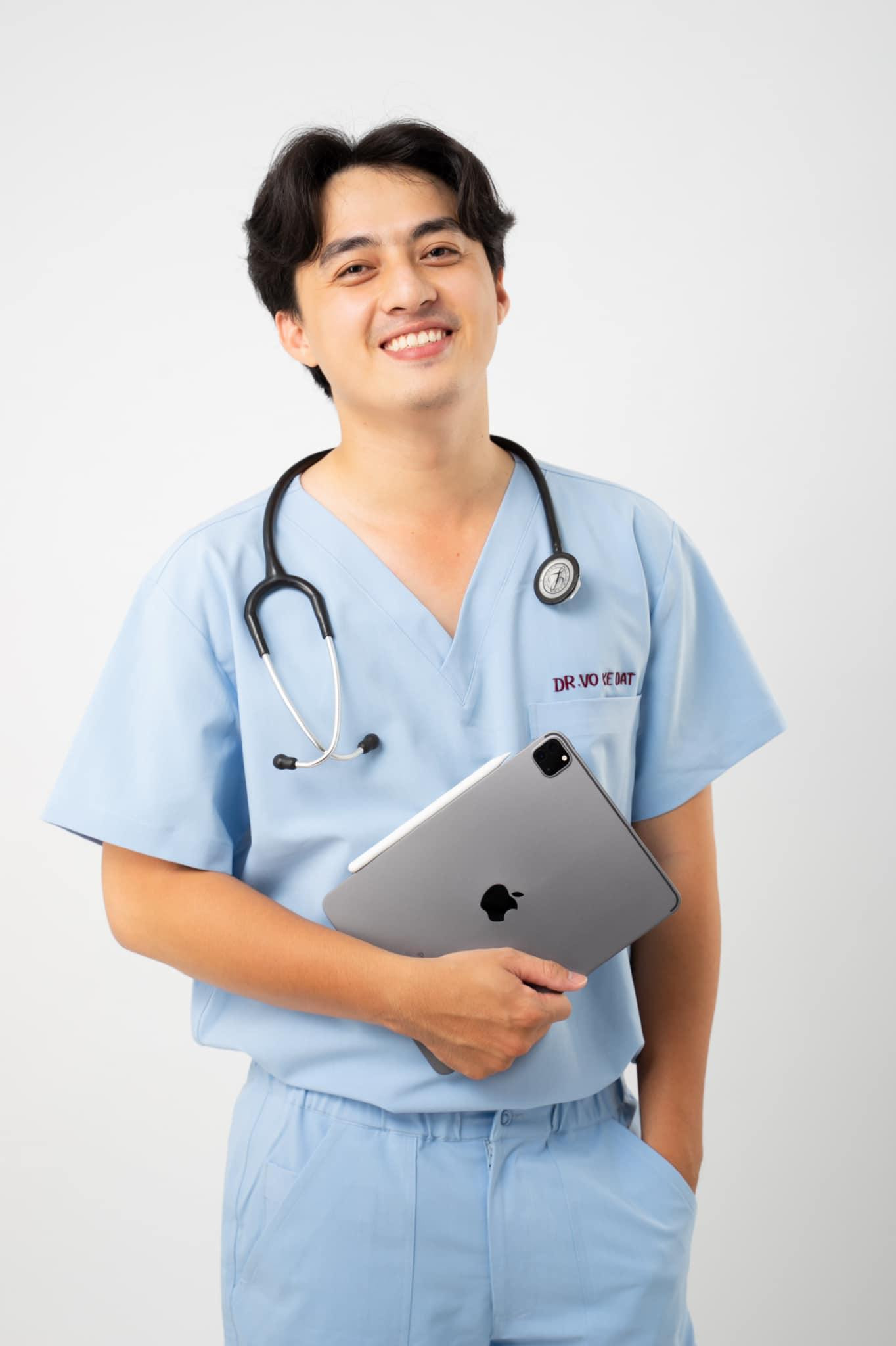 Dịch bệnh diễn biến phức tạp từ giữa tháng 6/2021, bệnh viện nơi anh Đạt công tác chuyển đổi công năng thành bệnh viện điều trị bệnh nhân COVID-19. Vì thế, bác sĩ Đạt đã tham gia chống dịch cùng đồng nghiệp tại khoa Hô hấp của Bệnh viện Trưng Vương. Dịch bệnh diễn biến phức tạp từ giữa tháng 6/2021, bệnh viện nơi anh Đạt công tác chuyển đổi công năng thành bệnh viện điều trị bệnh nhân COVID-19. Vì thế, bác sĩ Đạt đã tham gia chống dịch cùng đồng nghiệp tại khoa Hô hấp của Bệnh viện Trưng Vương.