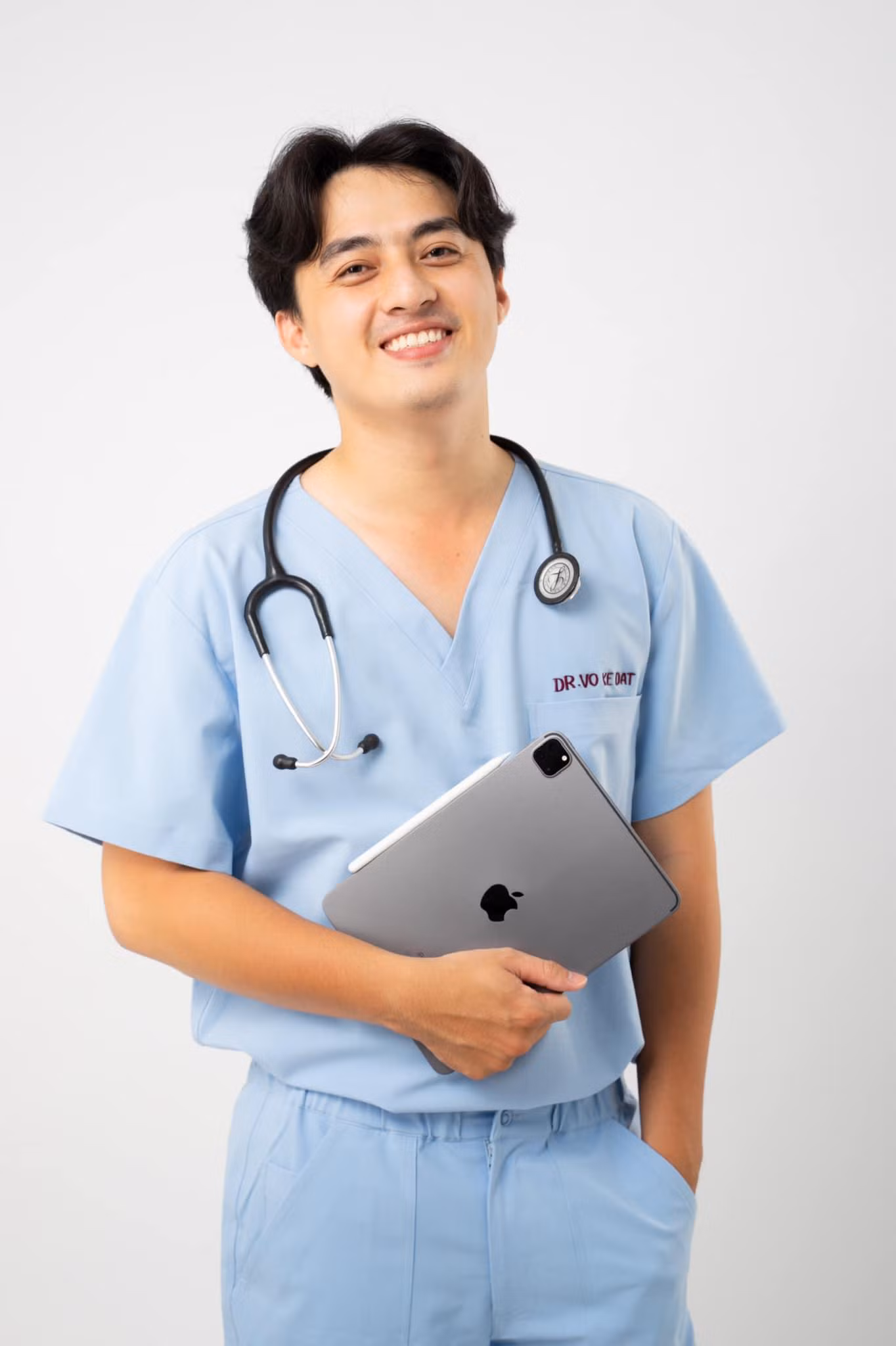 Dịch bệnh diễn biến phức tạp từ giữa tháng 6/2021, bệnh viện nơi anh Đạt công tác chuyển đổi công năng thành bệnh viện điều trị bệnh nhân COVID-19. Vì thế, bác sĩ Đạt đã tham gia chống dịch cùng đồng nghiệp tại khoa Hô hấp của Bệnh viện Trưng Vương. Dịch bệnh diễn biến phức tạp từ giữa tháng 6/2021, bệnh viện nơi anh Đạt công tác chuyển đổi công năng thành bệnh viện điều trị bệnh nhân COVID-19. Vì thế, bác sĩ Đạt đã tham gia chống dịch cùng đồng nghiệp tại khoa Hô hấp của Bệnh viện Trưng Vương.