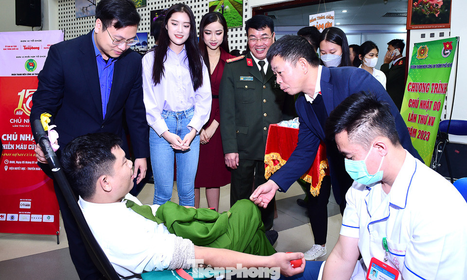 Nhà báo Phùng Công Sưởng (Phó Tổng Biên Tập Báo Tiền Phong) cùng các người đẹp giao lưu, hỏi thăm đoàn viên công an tham gia hiến máu.