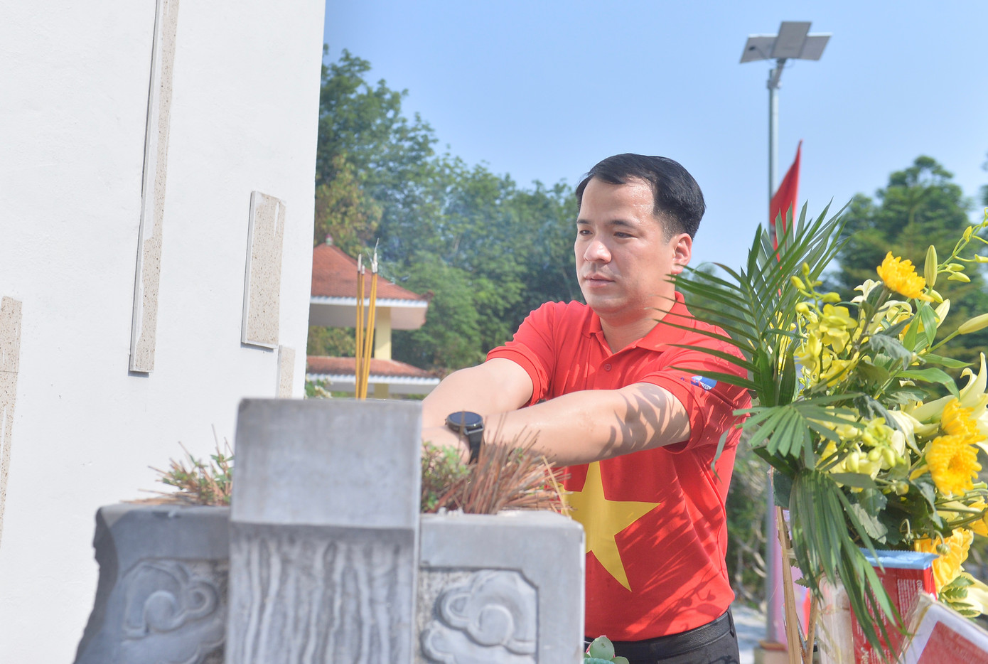 Đại biểu dâng hương tại Nghĩa trang liệt sĩ Thanh niên xung phong xã Chăn Nưa, huyện Sìn Hồ.