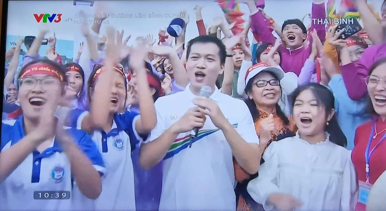 MC Trần Ngọc có khả năng dẫn dắt, xử lý tình huống linh hoạt tại hiện trường. Đặc biệt, nam MC còn luôn có những câu nói thành "trend" khiến bạn trẻ lan truyền sau trận chung kết Olympia như: "Là fan MU 20 năm, tôi rất vui vì bạn Vũ giành được quán quân và mong bạn vẫn sẽ mãi là fan MU". Ảnh: Khán giả. MC Trần Ngọc có khả năng dẫn dắt, xử lý tình huống linh hoạt tại hiện trường. Đặc biệt, nam MC còn luôn có những câu nói thành "trend" khiến bạn trẻ lan truyền sau trận chung kết Olympia như: "Là fan MU 20 năm, tôi rất vui vì bạn Vũ giành được quán quân và mong bạn vẫn sẽ mãi là fan MU". Ảnh: Khán giả.