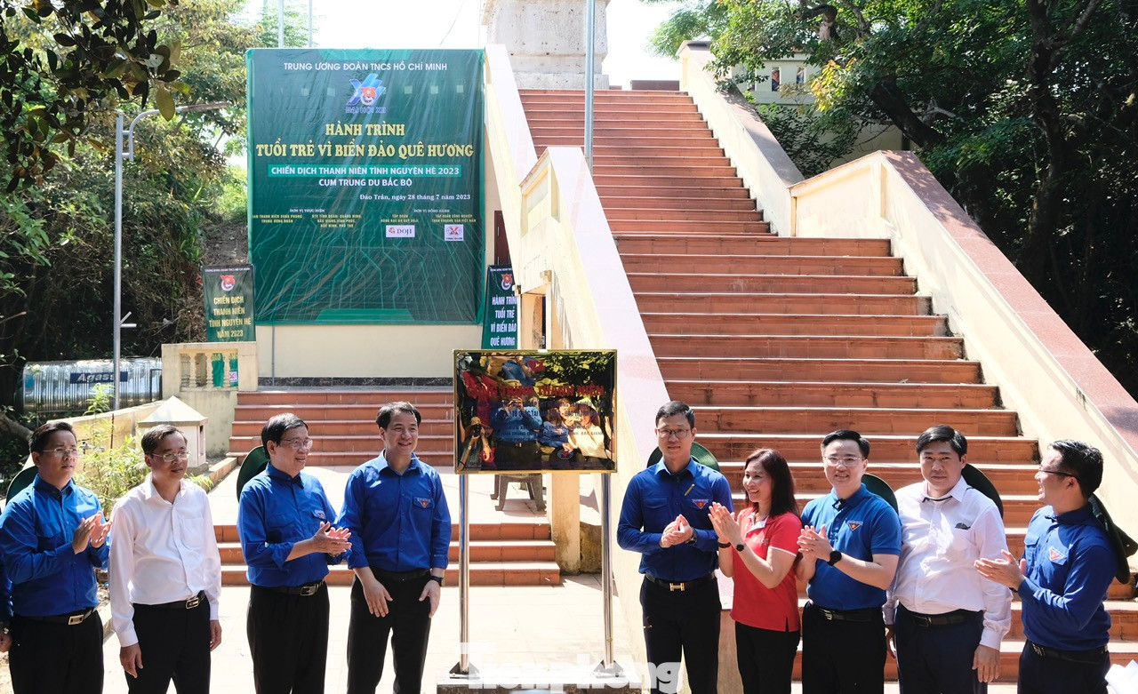 Đoàn đại biểu dự lễ khánh thành công trình thanh niên trên đảo Trần. Ảnh: Châu Linh