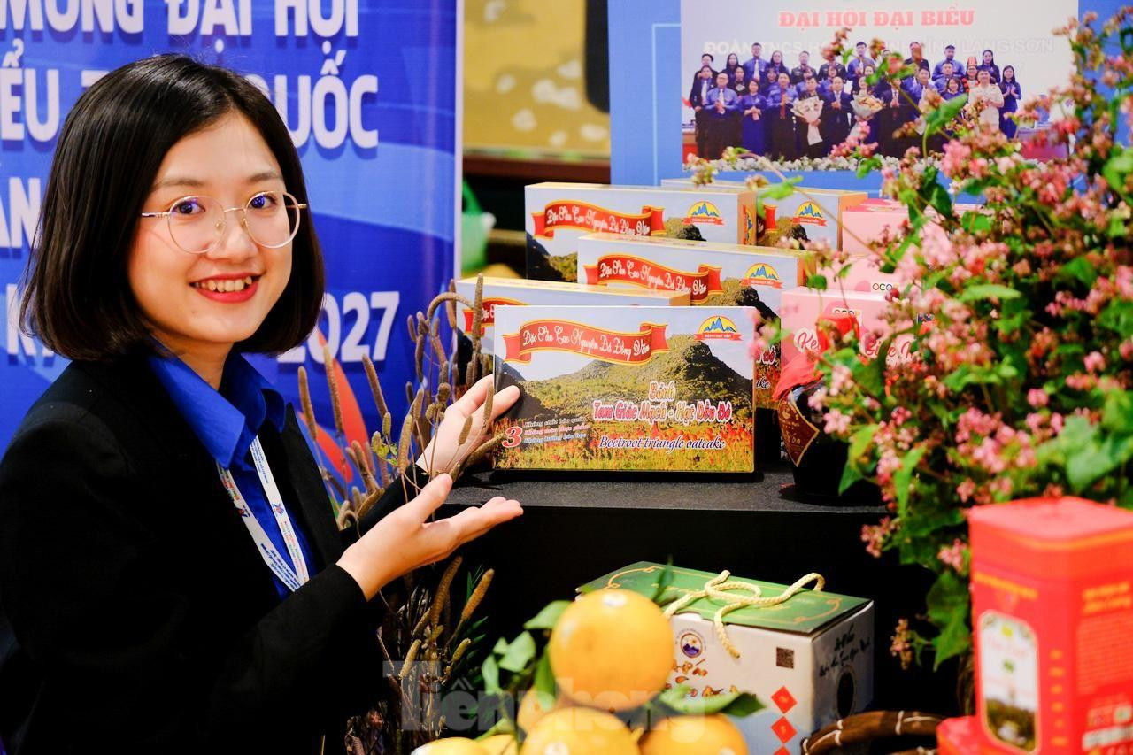 Bạn Phan Quỳnh Như - Phó Bí thư Đoàn Khối các cơ quan và doanh nghiệp tỉnh Tuyên Quang chụp ảnh bên các sản phẩm tiêu biểu của vùng miền. Trong đó, có bánh tam giác mạch là đặc sản của miền cao nguyên đá Hà Giang. Sau mỗi mùa hoa, người dân nơi đây thu hoạch hạt tam giác mạch để phơi khô và xay nhỏ thành bột để làm bánh. Trải qua nhiều công đoạn tỉ mỉ, công phu, người làm bánh mới có thể làm nên những chiếc bánh thơm ngon. Ảnh: Châu Linh