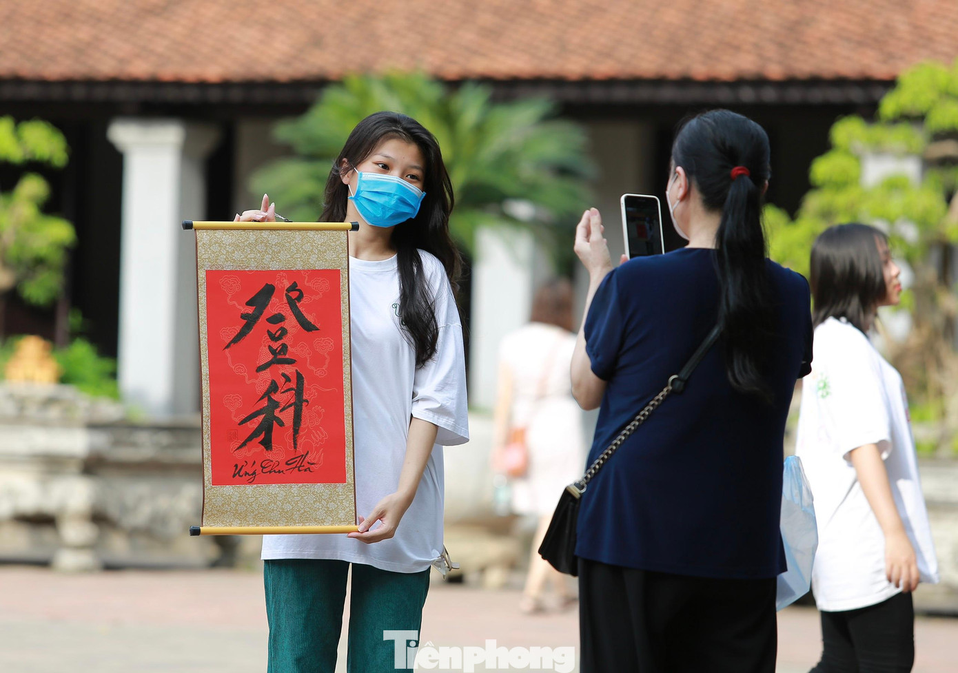 Như thường lệ, trước mỗi kỳ thi quan trọng, nhiều sĩ tử đến Văn Miếu để dâng lễ cầu may mắn. Kỳ thi tốt nghiệp THPT Quốc gia năm nay diễn ra từ ngày mùng 6/7 đến 9/7.