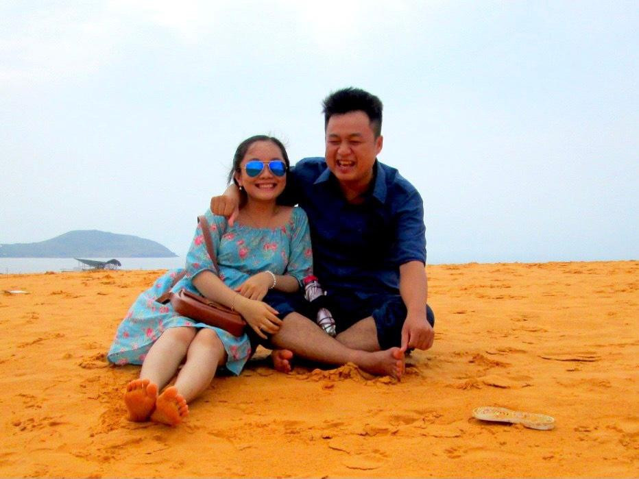 Mình học Cử nhân Luật, anh học Quản trị kinh doanh. Khoảng năm 2014, việc học ngày càng nặng hơn nhưng không ngăn được những chuyến đi đều đặn hàng năm của chúng mình. Tiền tiết kiệm và tiền học bổng, chúng mình dành để cùng nhau trải qua điều mới mẻ như ghé thăm Mũi Né - lần đầu đi xe lửa.