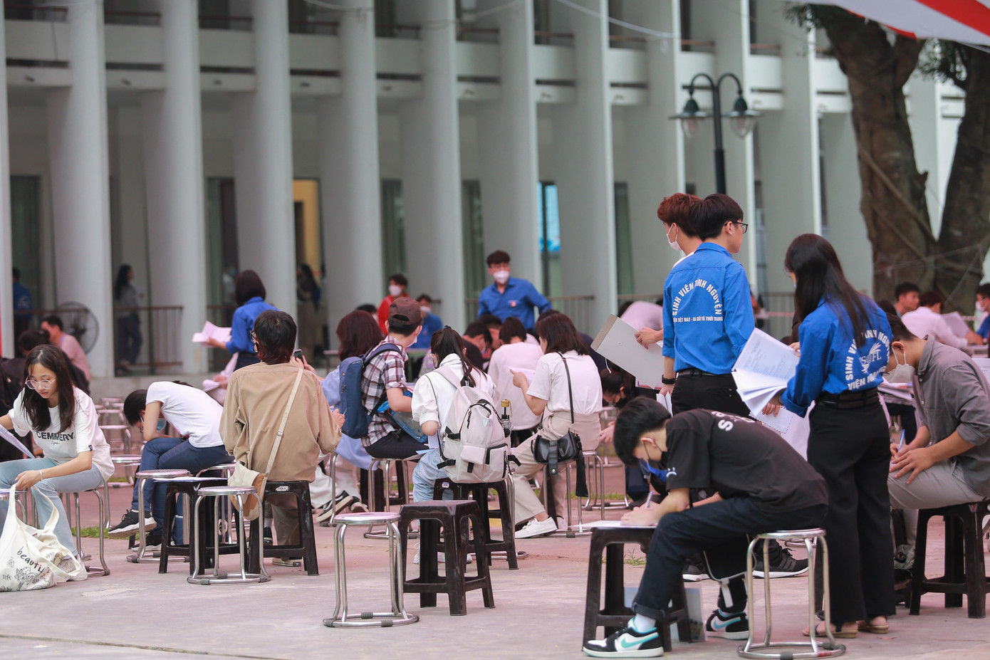 Trường Đại học Bách khoa đón tân sinh viên làm thủ tục nhập học vào 2 ngày 27 đến 28/9 với gần 10 nghìn sinh viên.