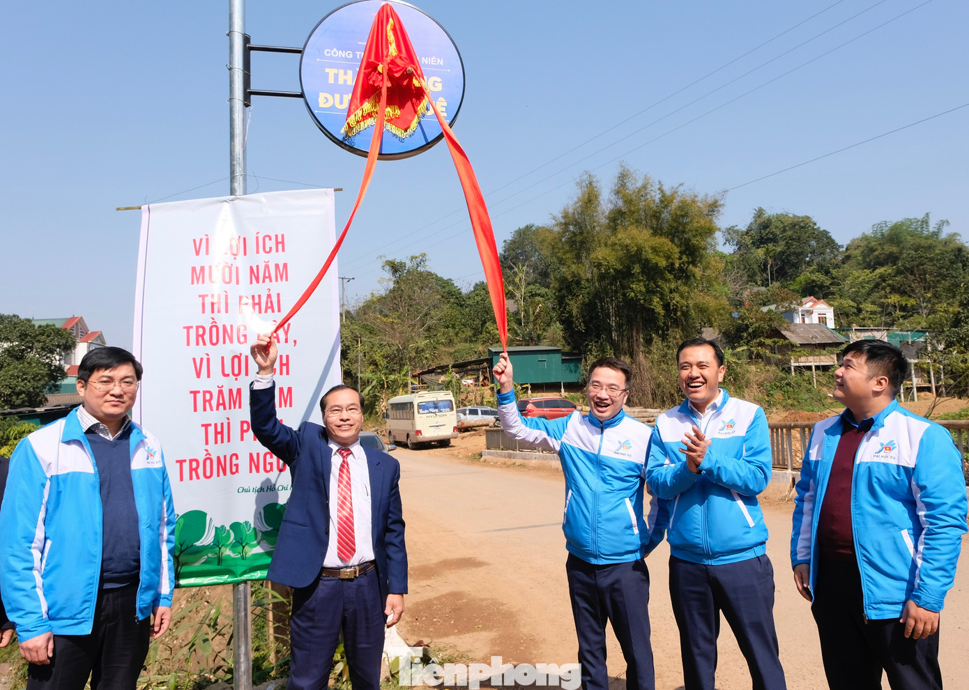 Bí thư T.Ư Đoàn Nguyễn Tường Lâm cùng lãnh đạo xã Thạch Yên, huyện Cao Phong, tỉnh Hòa Bình kéo băng khánh thành công trình "Thắp sáng đường quê" với 39 đèn chiếu sáng. Ảnh: Châu Linh
