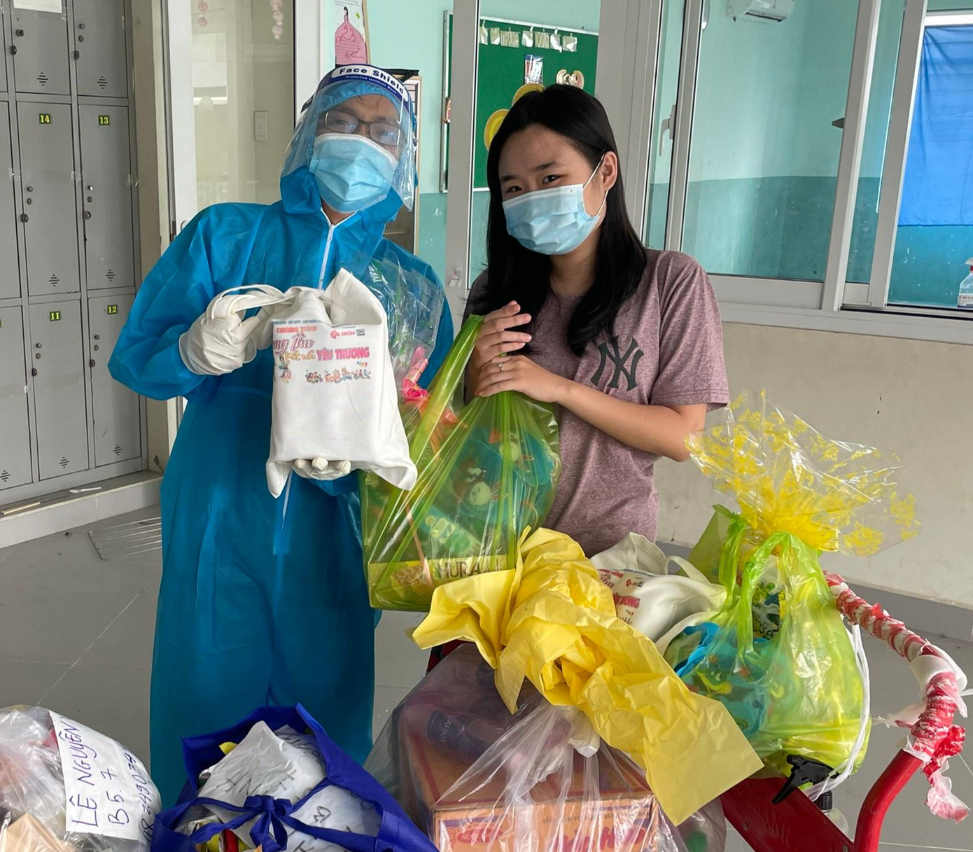 Hoàng Khoa vận chuyển nhu yếu phẩm, phát cho mọi người trong khu cách ly.