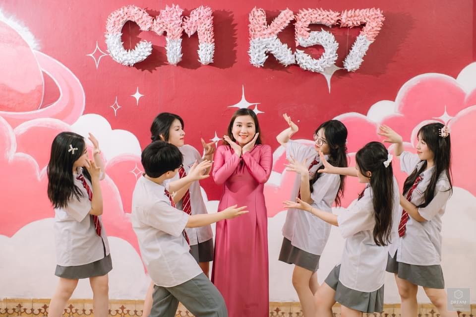 Lớp 12C11 trường THPT Quang Trung có 41/48 học sinh đạt trên 9 điểm môn Ngữ Văn. Lớp 12C11 trường THPT Quang Trung có 41/48 học sinh đạt trên 9 điểm môn Ngữ Văn.