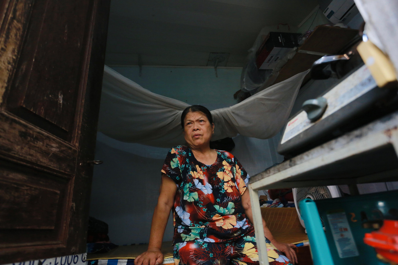 Quen với những cái khổ về điều kiện vật chất, sinh hoạt tại đây sau hơn mười năm, bà Bùi Thị Yên thở dài: "Vì mọi sinh hoạt như nấu nướng cũng diễn ra trong căn phòng nhỏ hẹp này nên hơi nóng từ bếp cũng lâu mới bay hết ra ngoài. Trời nắng nóng, tôi ăn uống cũng hạn chế nên sức khỏe yếu và mệt hơn, hay bị khó thở. Nhưng, cảnh nắng nóng này năm nào cũng phải trải qua, mình phải 'chịu' thời tiết thôi chứ cũng không biết làm gì". Quen với những cái khổ về điều kiện vật chất, sinh hoạt tại đây sau hơn mười năm, bà Bùi Thị Yên thở dài: "Vì mọi sinh hoạt như nấu nướng cũng diễn ra trong căn phòng nhỏ hẹp này nên hơi nóng từ bếp cũng lâu mới bay hết ra ngoài. Trời nắng nóng, tôi ăn uống cũng hạn chế nên sức khỏe yếu và mệt hơn, hay bị khó thở. Nhưng, cảnh nắng nóng này năm nào cũng phải trải qua, mình phải 'chịu' thời tiết thôi chứ cũng không biết làm gì".