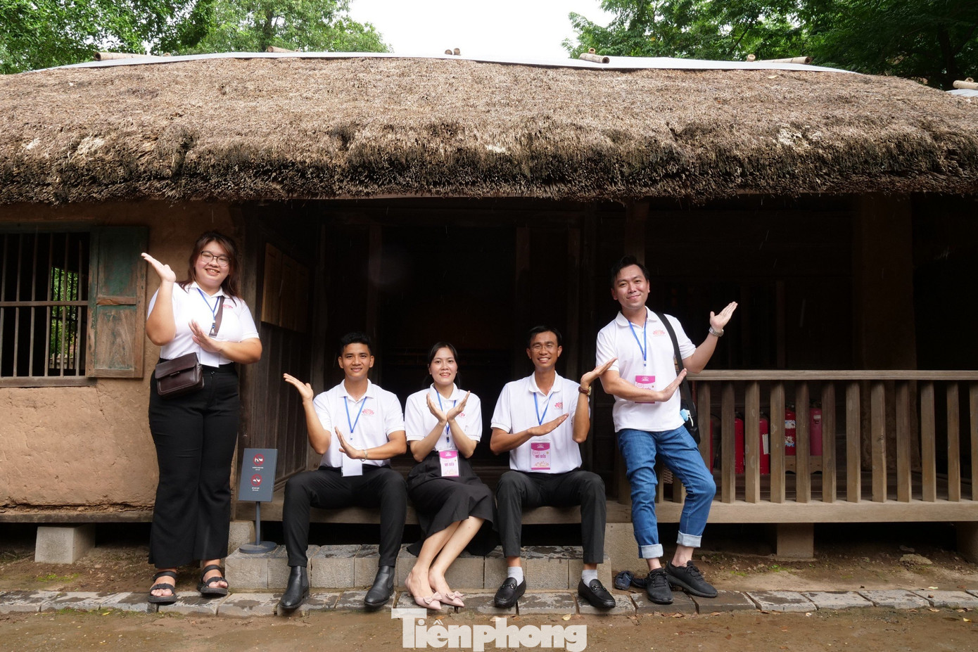 Đoàn đại biểu Ninh Thuận tạo dáng bên nhà Chăm ở Bảo tàng Dân tộc học Việt Nam. Đoàn đại biểu Ninh Thuận tạo dáng bên nhà Chăm ở Bảo tàng Dân tộc học Việt Nam.