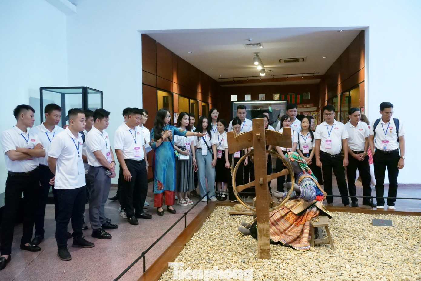 Từ chuyến đi trải nghiệm, tham quan Bảo tàng Dân tộc học, đại biểu có thêm kiến thức về một bức tranh thu nhỏ của đồng bào 54 dân tộc tại Việt Nam với nhiều hiện vật được trưng bày như trang sức, y phục, tôn giáo, nhạc cụ, tín ngưỡng… Từ chuyến đi trải nghiệm, tham quan Bảo tàng Dân tộc học, đại biểu có thêm kiến thức về một bức tranh thu nhỏ của đồng bào 54 dân tộc tại Việt Nam với nhiều hiện vật được trưng bày như trang sức, y phục, tôn giáo, nhạc cụ, tín ngưỡng…