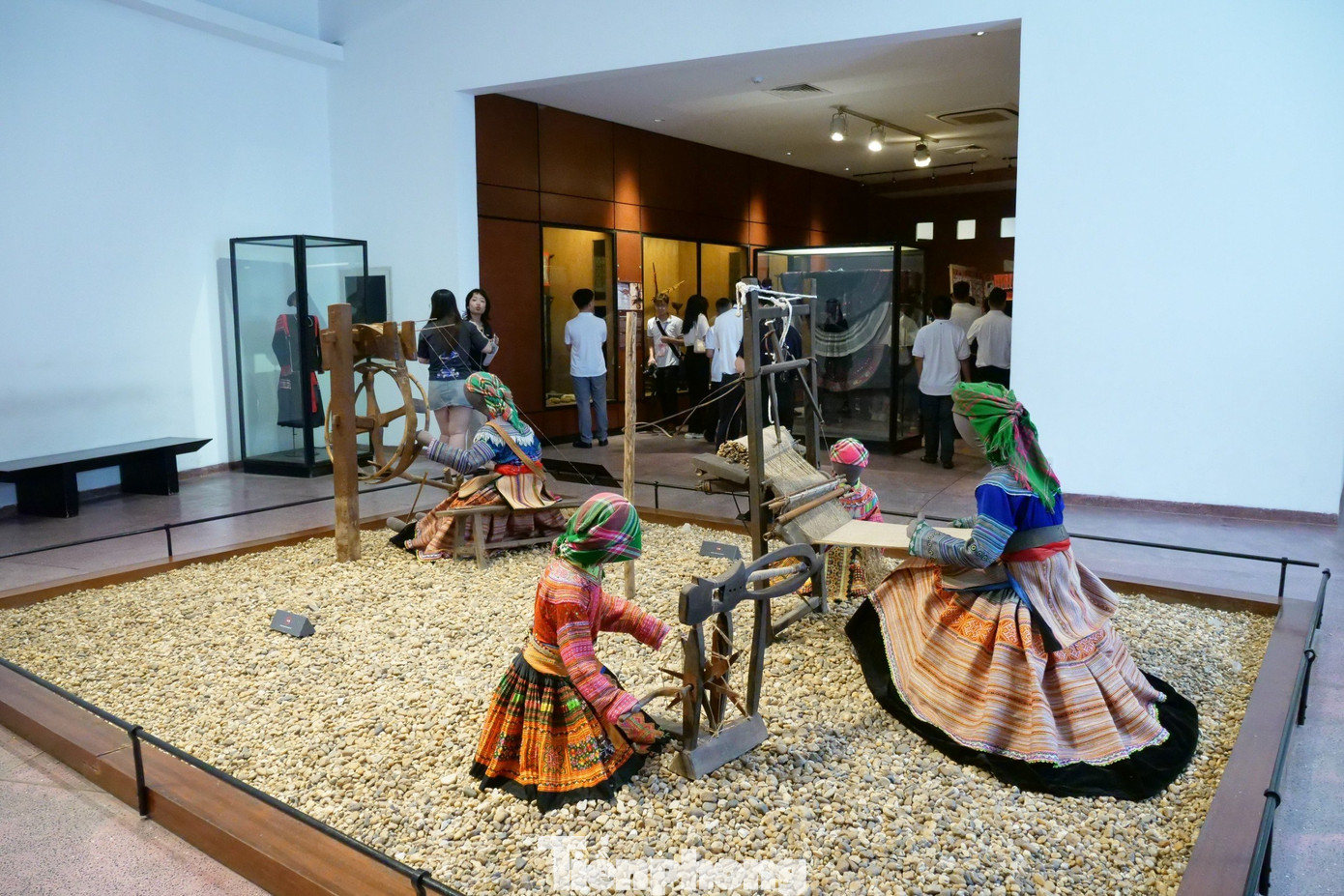 Từ chuyến đi trải nghiệm, tham quan Bảo tàng Dân tộc học, đại biểu có thêm kiến thức về một bức tranh thu nhỏ của đồng bào 54 dân tộc tại Việt Nam với nhiều hiện vật được trưng bày như trang sức, y phục, tôn giáo, nhạc cụ, tín ngưỡng… Từ chuyến đi trải nghiệm, tham quan Bảo tàng Dân tộc học, đại biểu có thêm kiến thức về một bức tranh thu nhỏ của đồng bào 54 dân tộc tại Việt Nam với nhiều hiện vật được trưng bày như trang sức, y phục, tôn giáo, nhạc cụ, tín ngưỡng…